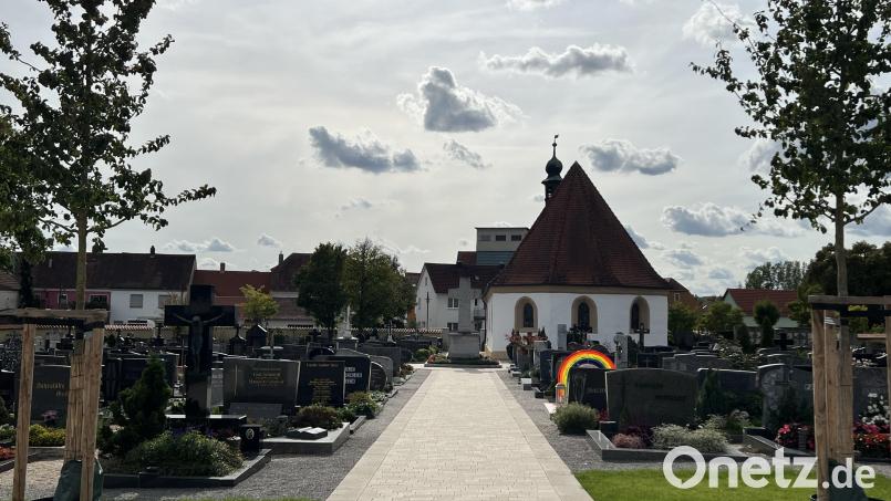 Der Friedhof und seine Kirche in Hahnbach könnten eine sehr wechselvolle Geschichte erzählen. Bild: mma