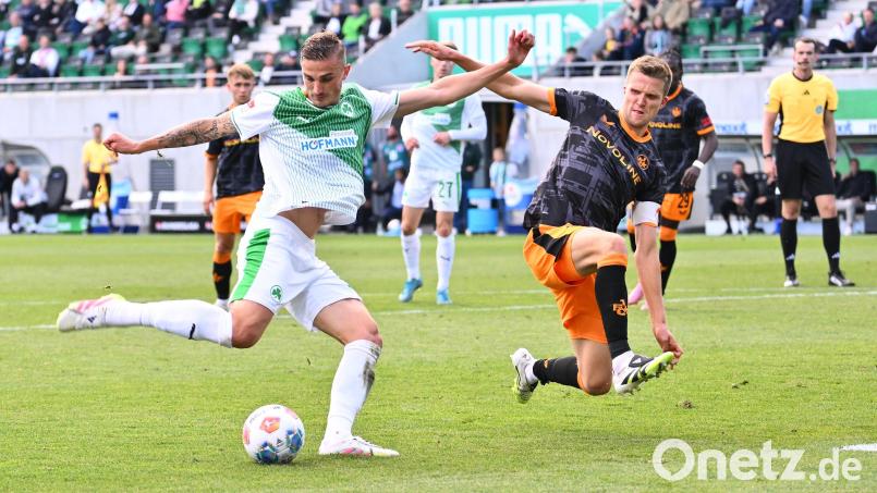 Philipp Ziereis (links) zieht vor dem Lauterer Fabian Kunze ab. Die SpVgg Greuther Fürth verlor am Sonntag gegen den FCK mit 0:3. Bild: Sportfoto Zink / Wolfgang Zink