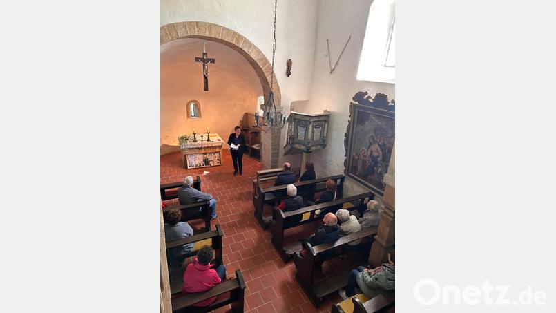 Die Geschichte vom Simultaneum, die Auswirkungen des Dreißigjährigen Krieges und die Frage wie aus der St. Margareten-Kirche eine Josephskirche wurde – Ortsheimatpflegerin Elfriede Winter hatte viele Geschichten parat. Bild: Elfriede Winter