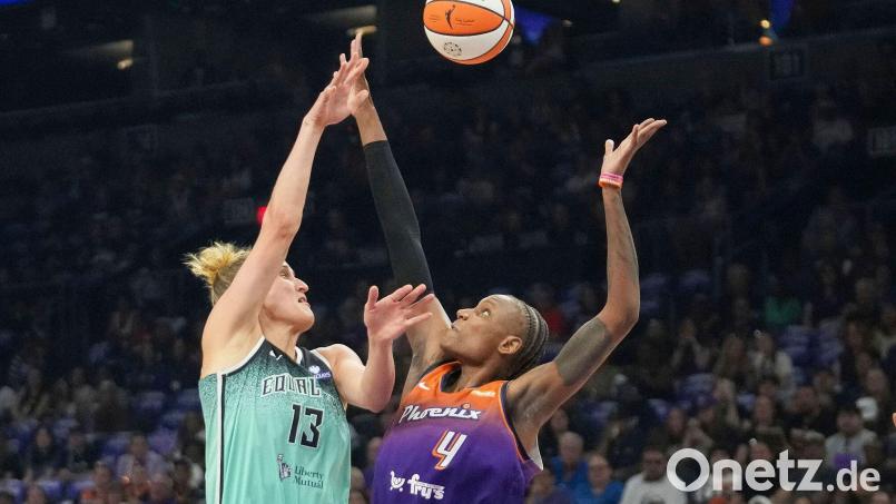 Fiebich (links) holte am Ende einen wichtigen Rebound und gewann das erste Playoff-Spiel mit den New York Liberty. Bild: Darryl Webb/AP/dpa