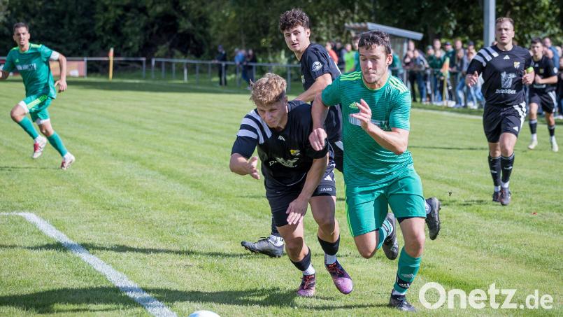 Christian Uschold (grünes Trikot) und seine Teamkollegen vom FC OVI/Teunz verloren gegen den Spitzenreiter SV Haselbach mit 3:4. Bild: Günter Uschold