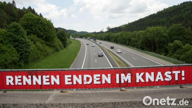 Illegale Autorennen enden oft genug tödlich – oder im Gefängnis. Ein junger Mann, der bei so einem verbotenen Rennen auf der A93 mitgemacht hat, stand jetzt in Amberg vor Gericht. Symbolbild: Steffen Schmidt/dpa