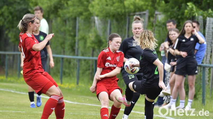 Susanne Stich (links/Szene aus einem früheren Spiel) und ihre Teamkolleginnen vom TSV Theuern verloren bei Kickers Würzburg. Bild: Hubert Ziegler