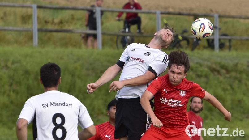 Alexander Prey (Mitte) brachte den SV Altendorf beim Sieg gegen Neunburg v.W mit seinem Treffer auf Kurs. Das Spiel in der Kreisklasse Nord endete mit 2:0. Bild: ham