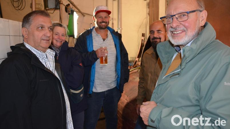 Rainer Gottas (rechts) erklärt eine Gruppe aus Weiden im Mitterteicher Kommunbrauhaus die Herstellung des Zoiglbieres. Bild: jr