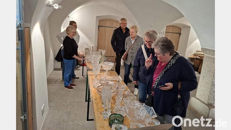 Gabi Fröhlich und Tochter Claudia (von links) stehen hinter den Verkaufstischen im Rathauzs, auf denen funkelndes Kristallglas aufgebaut ist. Bild: prh
