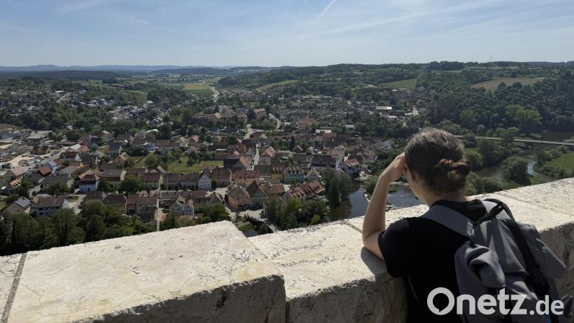 Oberhalb der Ortschaft liegt die Burgruine Kallmünz. Von hier aus reicht die Sicht bei gutem Wetter bis zum Großen Arber im Bayerischen Wald. Bild: Hohlheimer