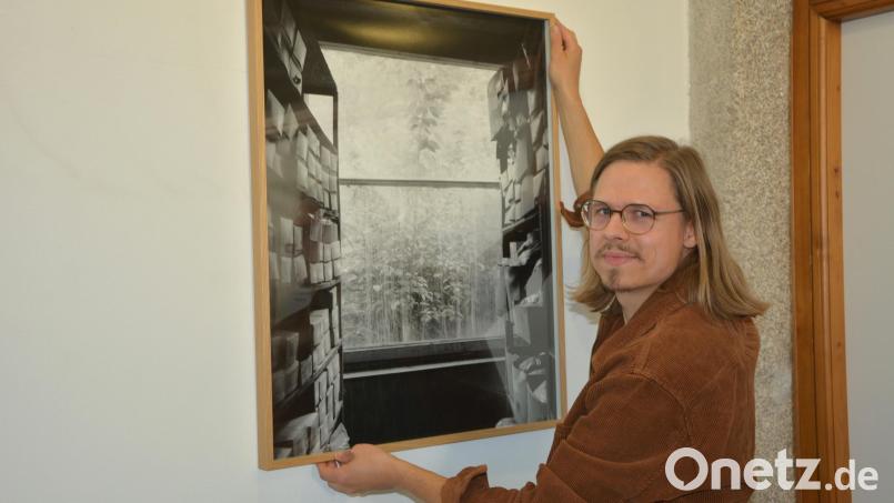Max Korndörfer zeigt in der neuen Galerie „Punktum“ im Bärnauer Knopfmuseum seine Bilderausstellung zum Thema Knopfindustrie. Rund 40 Fotografien gibt es zu sehen. Bild: jr