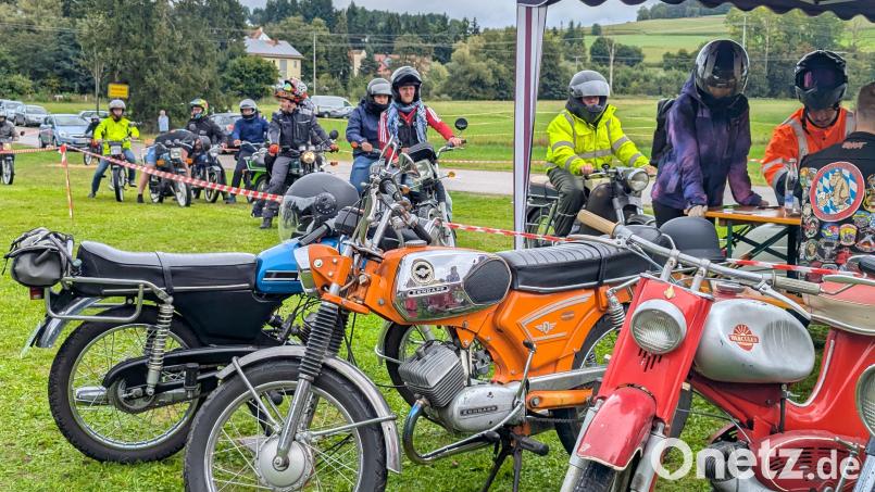 Sobald der Himmel aufklarte, knatterten die Mopeds auf den Festplatz in Altendorf. Bild: wrl