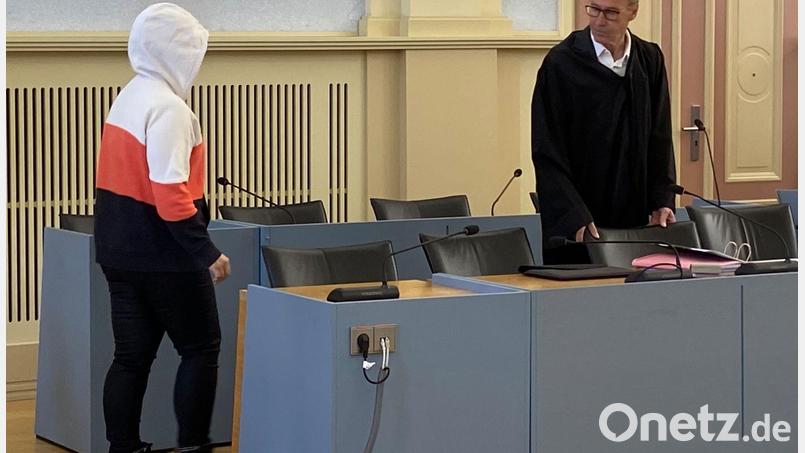 Die wegen Totschlags angeklagte Mutter betritt den Gerichtssaal. Bild: Tatjana Bojic/dpa