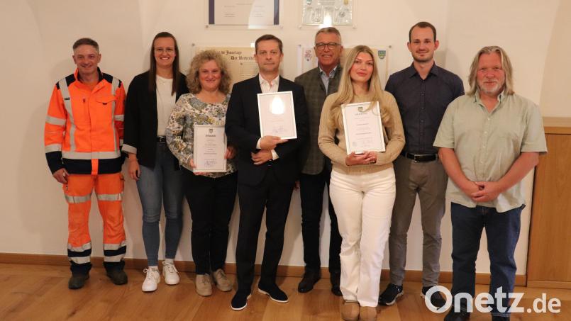 Die geehrten Mitarbeiter mit ihren Gratulanten (von links): Karl Bayreuther, Franziska Zahn, Gerlinde Müller, Markus Bergauer, Franz Stahl, die zur Verwaltungssekretärin ernannte Eva Schraml, Nico Wiesend und Thomas Schüßler Bild: Stadt Tirschenreuth, Manuel Meier