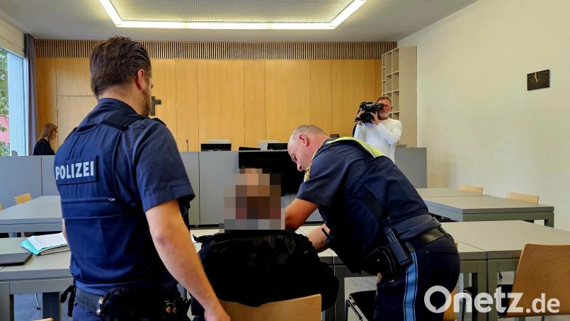 Polizisten nehmen dem Angeklagten vor dem letzten Prozesstag den Bauchgurt ab. Der 49-Jährige ist nun wegen Missbrauchs an seiner Tochter zu einer Haftstrafe verurteilt. Bild: blf