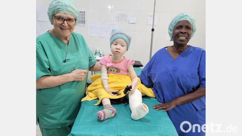 Dr. Annemarie Schraml (links) und Schwester Makaaya halfen auch diesem fünfjährigen Mädchen mit Albinismus. Sie wurde wegen eines fortgeschrittenen X-Beins operiert. Bild: Annemarie Schraml/exb