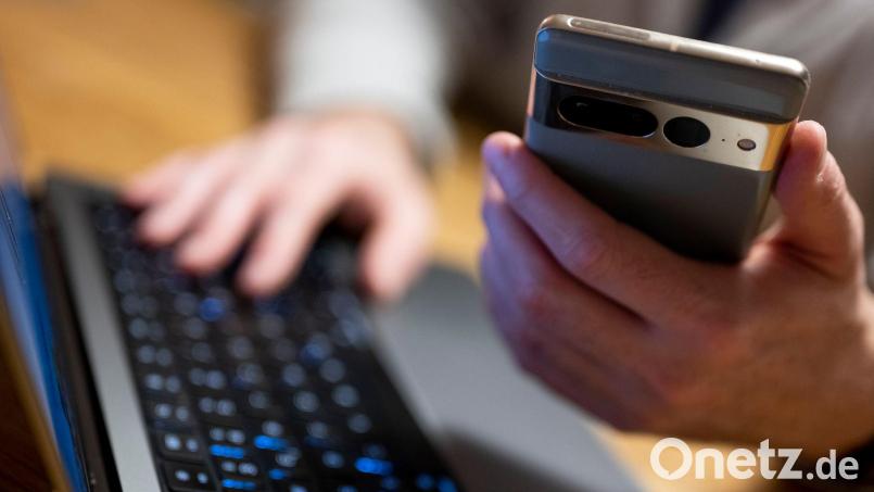 Schnell und bequem: Viele Menschen erledigen Bankgeschäfte per Online-Banking. (Symbolbild) Bild: Monika Skolimowska/dpa