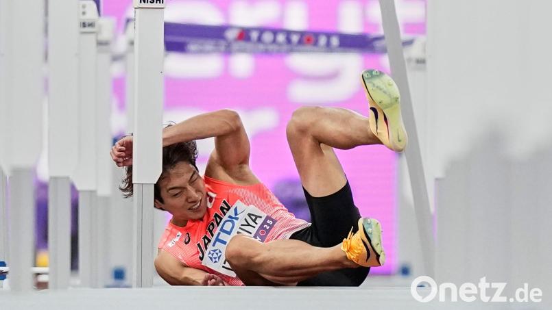 Shunsuke Izumiya stürzte und wurde als Letzter bejubelt. Bild: Petr David Josek/AP/dpa
