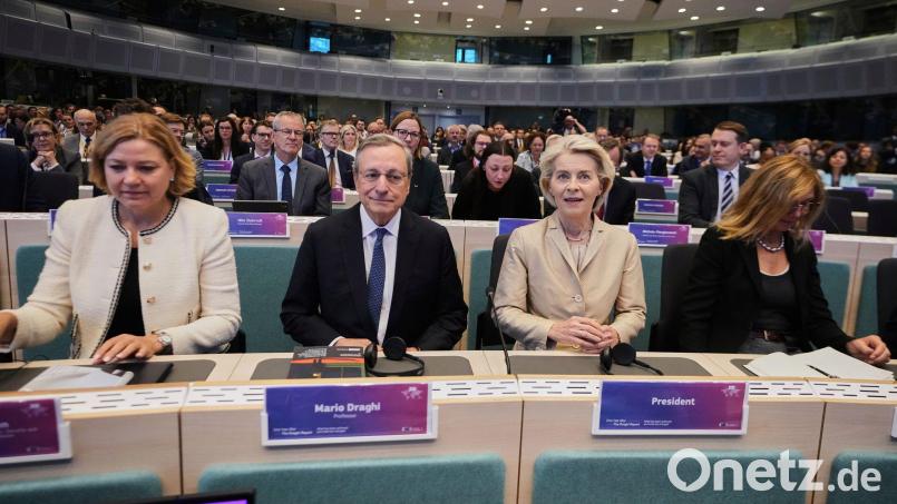 Mario Draghi (M.l.) und Ursula von der Leyen (M.r.) in Brüssel. Vor fast genau einem Jahr hat der frühere EZB-Chef seinen Bericht über Europas Wettbewerbsfähigkeit vorgestellt. Bild: Virginia Mayo/AP/dpa