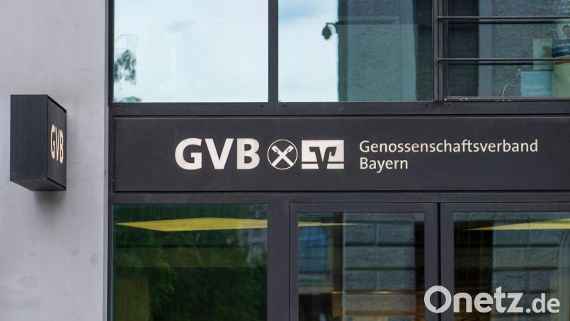 Die Zentrale des bayerischen Genossenschaftsverbands. Volks- und Raiffeisenbanken melden einen sprunghaften Anstieg der Immobilienkreditvergabe. (Archiv) Bild: Marc Müller/dpa