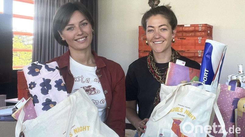 Franziska Farr (links) und Mirjam Dettling mit der Shopping Bag der diesjährigen „Ladies Night“. Bild: Franziska Farr