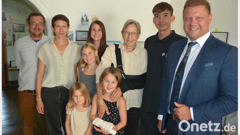 Ihren 80. Geburtstag feierte am Montag die frühere Lehrerin Christine Etzold. Im Bild (von links) Schwiegersohn Wilhelm mit Tochter Ulrike Klemm, Tochter Sabine Klier, Christine Etzold, Enkel Maximilian und Bürgermeister Stefan Grillmeier, vorne die Enkelkinder (von links) Freya, Rebecca und Edith. Bild: jr