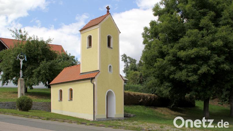 Die Dorfkapelle Höflarn hat auch 30 Jahre nach ihrer Renovierung kaum etwas von ihrem Glanz verloren. Die Kapelle und deren Umgriff werden von der Dorfgemeinschaft gepflegt. Bild: Josef Böhm