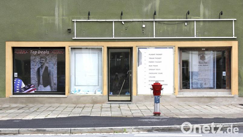 Mit seiner Ausstellung verwandelt Künstler Albert Braun Schaufenster der Vilsecker Innenstadt in Rahmen für seine fotodokumentarischen Fotodruck-Kunstwerke. Bild: Albert Braun/exb