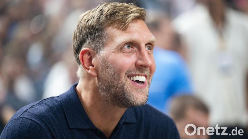 Nach dem EM-Titel: Dirk Nowitzki freut sich für die deutschen Basketballer. (Archivbild) Bild: Marius Becker/dpa
