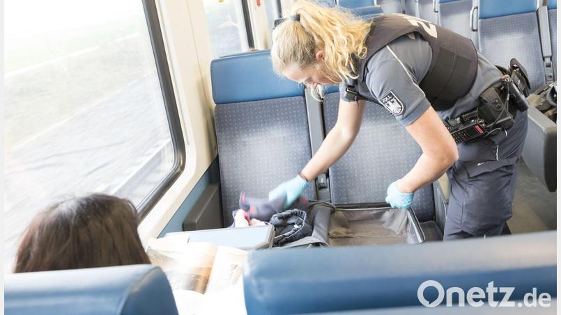 Zollbeamte finden bei einer Reisenden in einem Zug auf der Strecke Cheb-Marktredwitz rund 6 Gramm Crystal Meth. Die Menge entspricht 60 Konsumeinheiten. Symbolbild: Hauptzollamt Regensburg