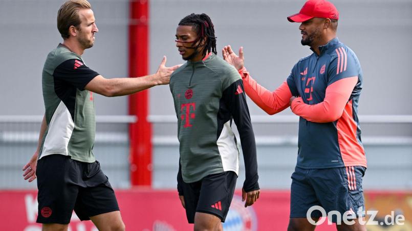 Bayern-Trainer Vincent Kompany (r) und Torjäger Harry Kane (l) beim Abschlusstraining vor dem Auftaktspiel gegen Chelsea. Bild: Sven Hoppe/dpa