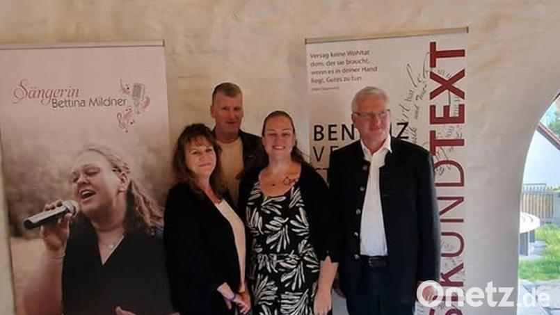 Über den Erfolg der Benefizveranstaltung freuen sich (von links) Yvonne Müller, Organisator Wolfgang Göldner, Sängerin Bettina Mildner und Bürgermeister Johannes Reger. Bild: Göldner