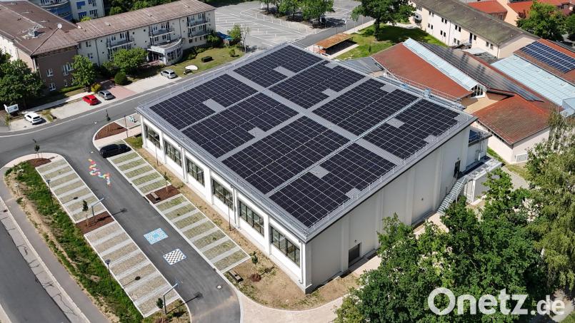 Die neue Sporthalle in Wernberg-Köblitz bekommt ihren Strom vom Dach. Bild: Grammer Solar GmbH/exb