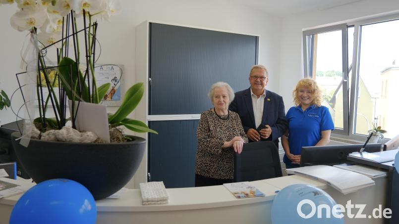 Ambergs Bürgermeister Martin Preuß gratulierte der VdK-Vorsitzenden Marianne Kies-Baldasty (links) und Kreisgeschäftsführerin Anja Krüger (rechts) zur Wiedereröffnung der Geschäftsstelle. Bild: gsp