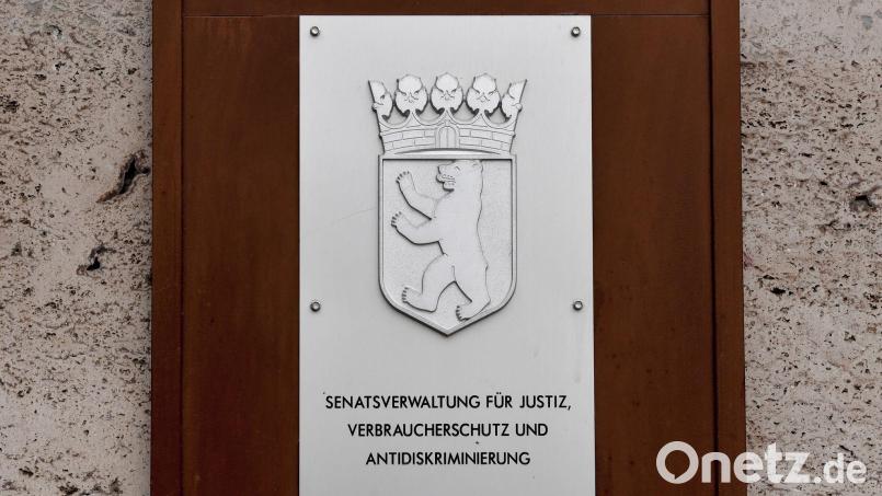 Die Gerichtsvollzieher des Landes Berlin sollen stich- und schusssichere Schutzwesten erhalten. (Symbolbild) Bild: Jens Kalaene/dpa-Zentralbild/ZB