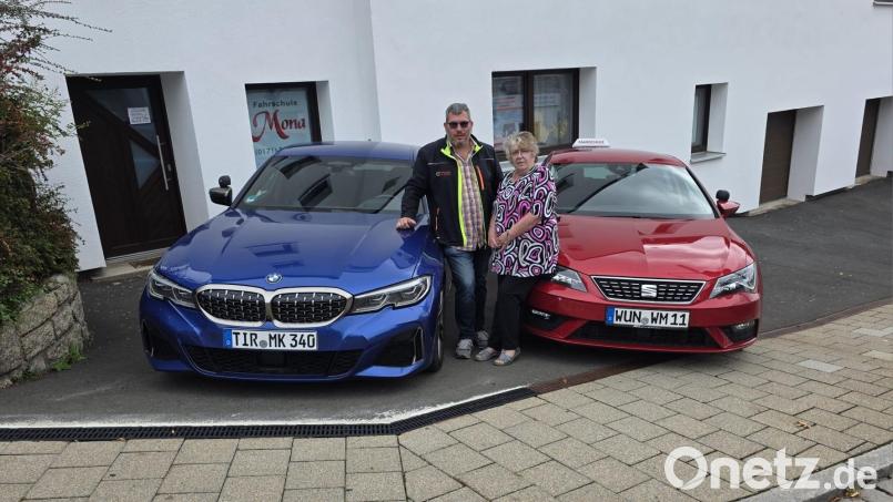 Mona Grießl übergibt nach mehreren Jahrzehnten als Fahrlehrerin ihre Fahrschule in Wunsiedel an Matthias Kraft. Gemeinsam blicken sie in die Zukunft. Bild: pr