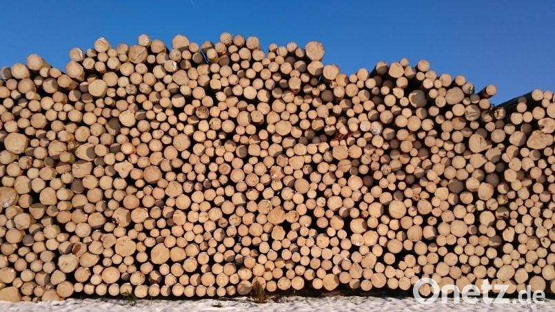 Unbekannte Täter entwenden 18 Ster Holz von einem Lagerplatz in Kastl. Die Polizei ermittelt und sucht Zeugen. Symbolbild: dob