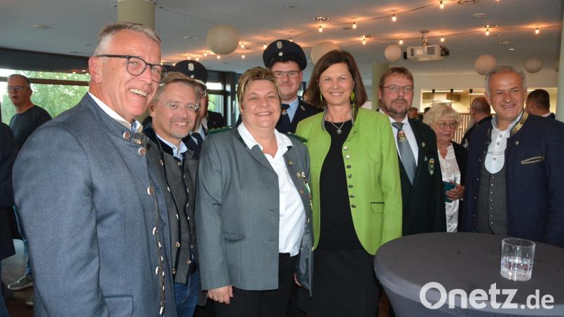 Landtagspräsidentin Ilse Aigner (Mitte) ließ sich gerne mit Gästen und Ausrichtern des Empfangs fotografieren. Bild: jr