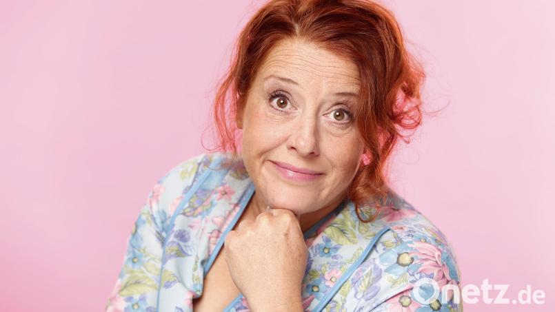 Luise Kinseher als Mary from Bavary kommt auf die Bühne des Kultur-Schlosses Theuern. Bild: Martina Bogdahn/exb