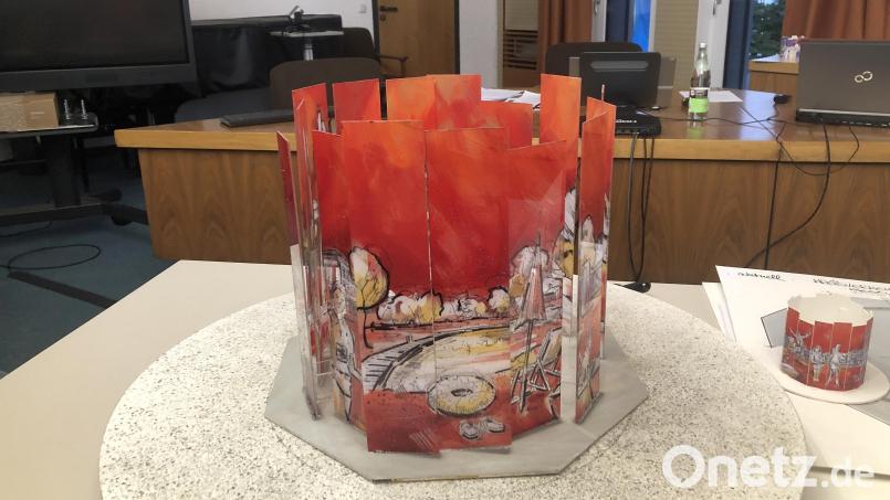 Bei der Gemeinderatssitzung in Wiesau bekam das Gremium ein Modell zu sehen: Die noch unverwirklichten Stelen aus Glas (gehalten in Rot und Weiß) werden bis zu drei Meter hoch sein. Bild: wro