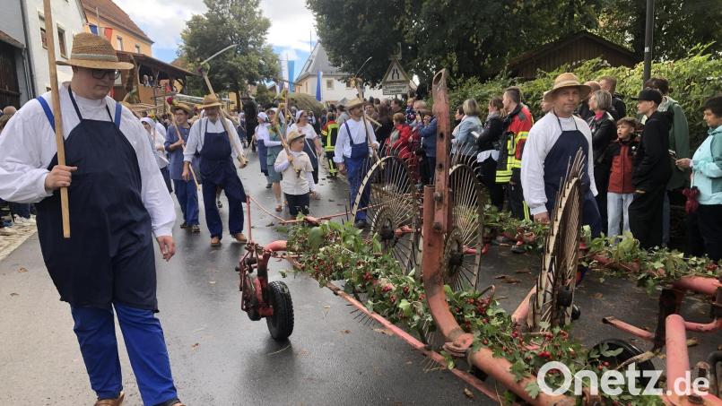 Nachdem der Regen rechtzeitig aufgehört hatte, zählte der Historische Erntedankzug am Sonntag Tausende Besucher. Diese bestaunten auch viele alte Ackergeräte aus früheren Zeiten. Bild: wro