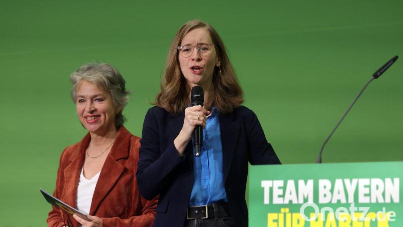 Die Grünen-Landesvorsitzenden Gisela Sengl (l) und Eva Lettenbauer (r) im vergangenen Dezember. Beide wollen im Oktober noch einmal kandieren. (Archivbild) Bild: Karl-Josef Hildenbrand/dpa