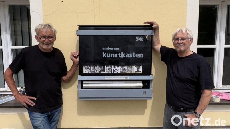 Achim Hüttner (links) und Norbert Scharf haben dem Amberger Kunstkasten ein neues &quot;Gesicht&quot; gegeben. Jetzt hat der Automat der Künste wieder 500 Euro verdient. Bild: Reuther