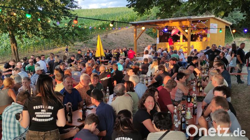 Zum Sommernachtsfest der Freiwilligen Feuerwehr Dürnersdorf war der Holzbau dank des Engagements der Vereinsmitglieder einsatzbereit. Bild: Florian Plank