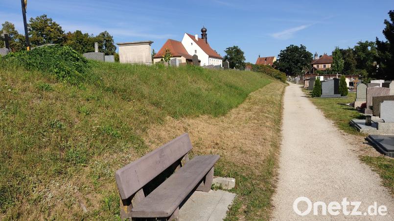 Entlang dieses Weges standen auf dem Katharinenfriedhof in Amberg einst Bäume. Eigentlich sollten dort wieder welche gepflanzt werden, monieren zwei Leser. Da mittlerweile die Kosten dafür die eingeplanten Haushaltsmittel übersteigen, sollen im kommenden Jahr erneut Gelder dafür eingeplant werden, informierte die Pressestelle der Stadt auf Nachfrage von Oberpfalz-Medien. Bild: Gottfried Utz