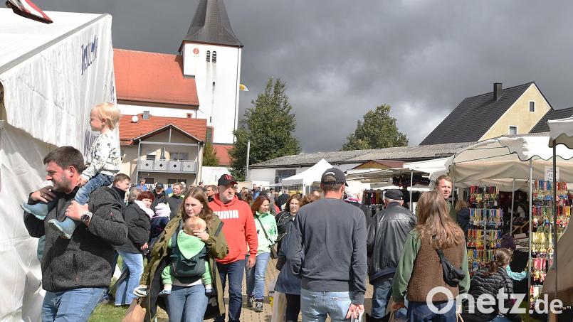 Vor der Wallfahrtskirche herrschte am Sonntag auf der Kirwa-Wiese Trautmannshofen reges Markttreiben. Bild: no