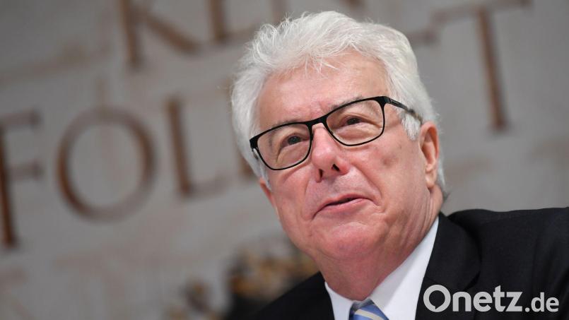 Ken Folletts neuer Roman spielt in der Jungsteinzeit - inklusive einer weiblichen Priesterkaste. (Archivbild) Bild: Arne Dedert/dpa