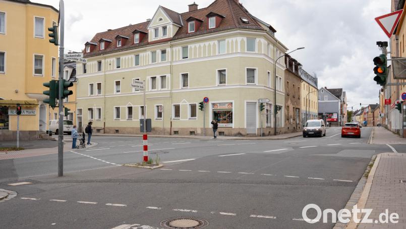Das &quot;Beyer-Eck&quot; gilt als für Radfahrer besonders gefährlich. Der Radweg in der viel befahrenen Frauenrichter Straße endet hier. Bild: Noah Wegmüller-Kocher