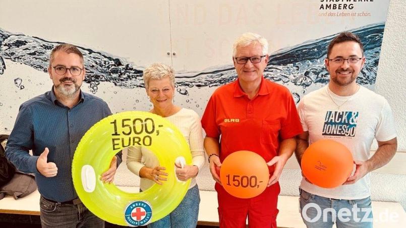 Michaela Grüter-Ascherl von der Wasserwacht und Gerhard Schottenheim, Vorsitzender des DLRG Ortsverband Amberg, bekamen jeweils eine Spende in Höhe von 1.500 Euro von Bäderleiter Michael Gaisa (links) und seinem Stellvertreter Daniel Wanninger (rechts) überreicht. Bild: Stadtwerke Amberg/Karoline Gajeck-Scheuck