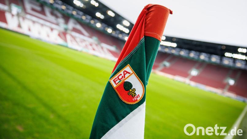 Der FC Augsburg bindet ein Mittelfeldtalent langfristig an den Verein. (Archivbild) Bild: Matthias Balk/dpa