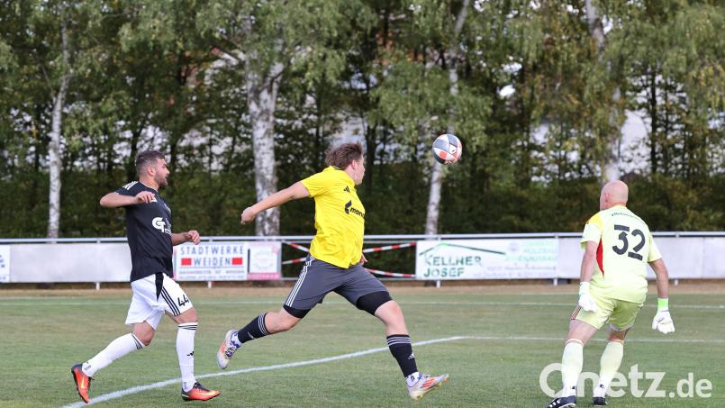 Niwar Barwari (links) und Mario Bohnenstengel (rechts) spielen weiterhin für den VfB Rothenstadt. Andere haben dem Verein aber den Rücken gekehrt. Archivbild: Dieter Jäschke