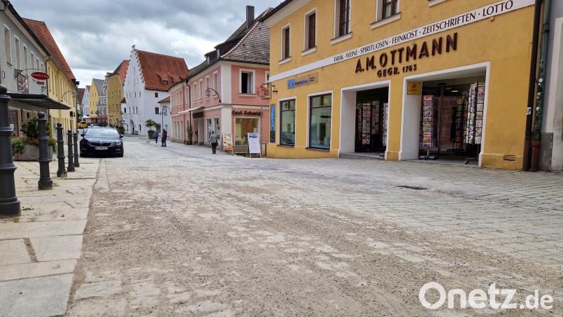 Sechs Wochen lang war die Altstadtdurchfahrt auf Höhe von Textilhaus Carl Schmidt und Genusswelt Ottmann gesperrt. Das spürte man – deutlich weniger Autos, deutlich weniger Kunden. Die Altstadt war viel ruhiger als sonst, wirkte teilweise ausgestorben. Bild: Tobias Gräf