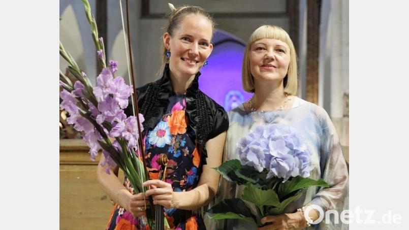 Monta Trigault (Geige) wird bei ihrem Konzert in Pressath von Ligita Sneibe an der Orgel begleitet. Bild: Monta Trigault/exb